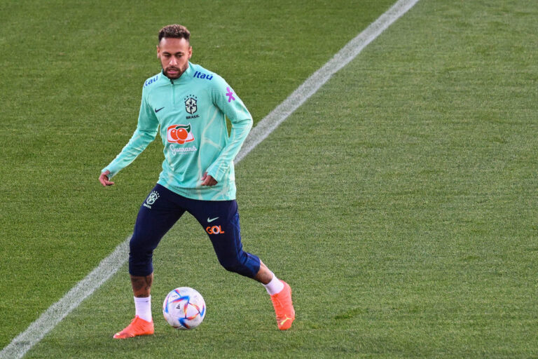 Neymar volta ao campo com a Seleção e dá sinal positivo para a Copa do Mundo
