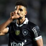cr9-chris-ramos-responde-a-apelido-da-torcida-do-botafogo-apos-estreia-de-gala