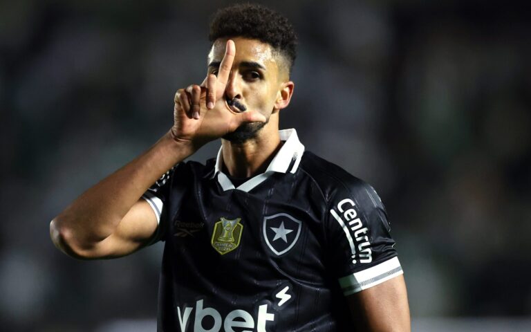cr9-chris-ramos-responde-a-apelido-da-torcida-do-botafogo-apos-estreia-de-gala