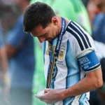 Messi-com-medalha-de-segundo-lugar-na-Copa-do-Mundo-aspect-ratio-512-320