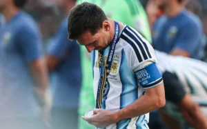 Messi-com-medalha-de-segundo-lugar-na-Copa-do-Mundo-aspect-ratio-512-320