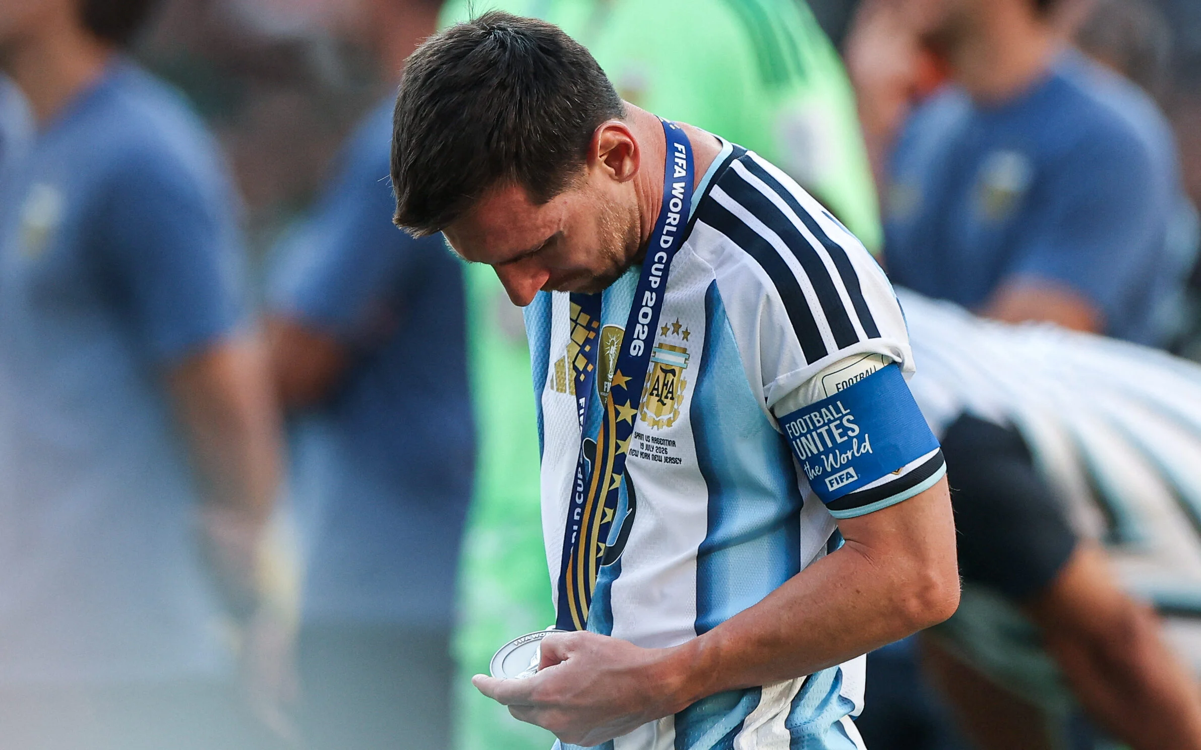 Messi-com-medalha-de-segundo-lugar-na-Copa-do-Mundo-aspect-ratio-512-320